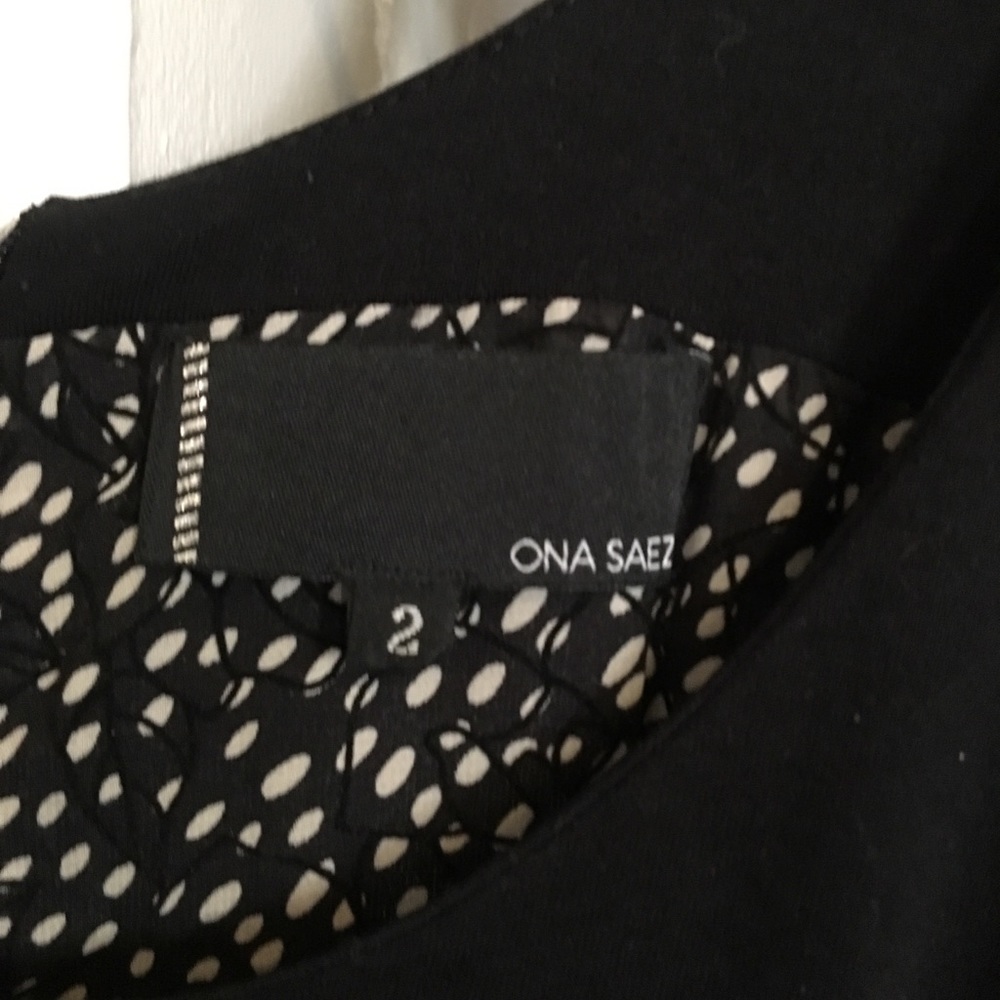 Fitted black dress. Ona Saez.
